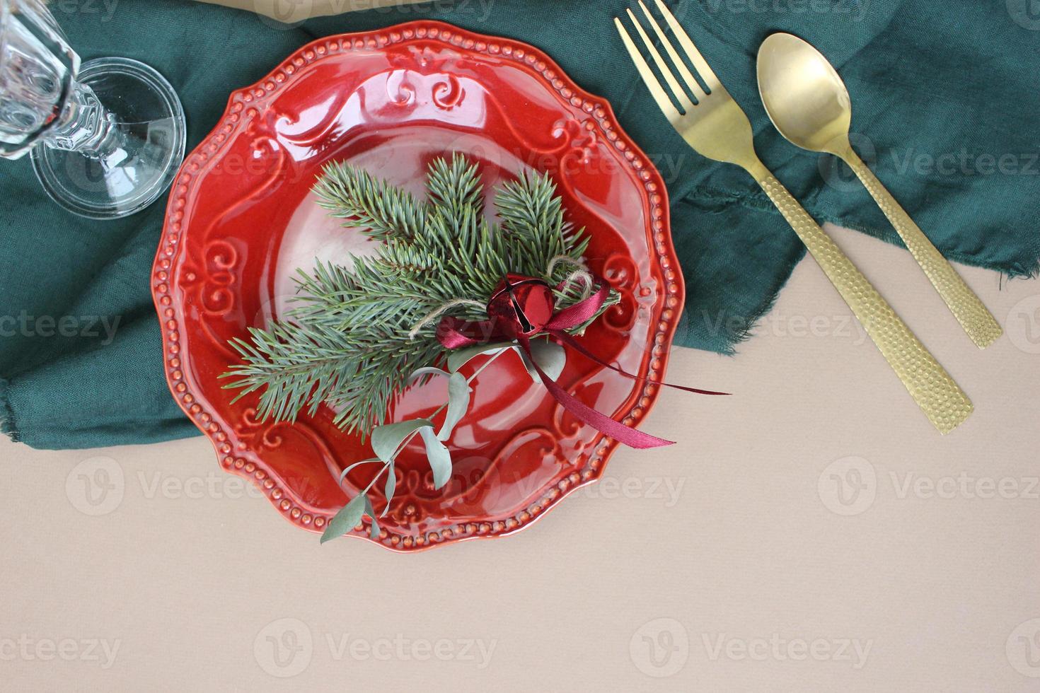 decorazione della tavola di natale. piatto per la cena di natale, decorazioni festive decorate con posate. vacanze invernali. Biglietto natalizio. spazio libero per il tuo testo. buon Natale Felice Anno Nuovo. foto