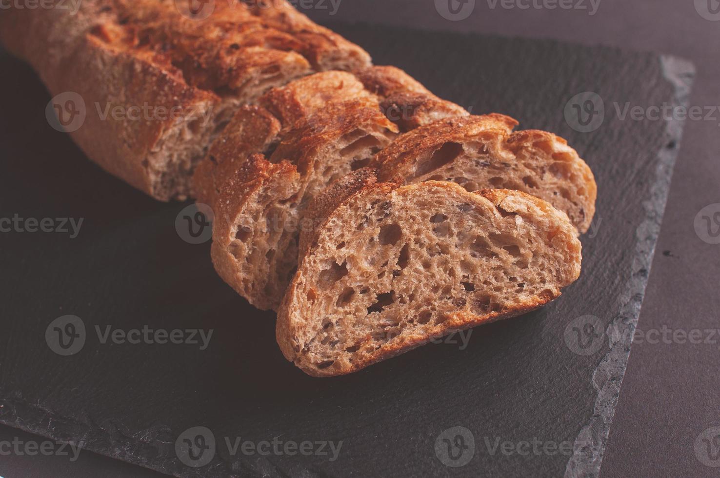 baguette di farina di grano saraceno senza lievito su fondo nero foto