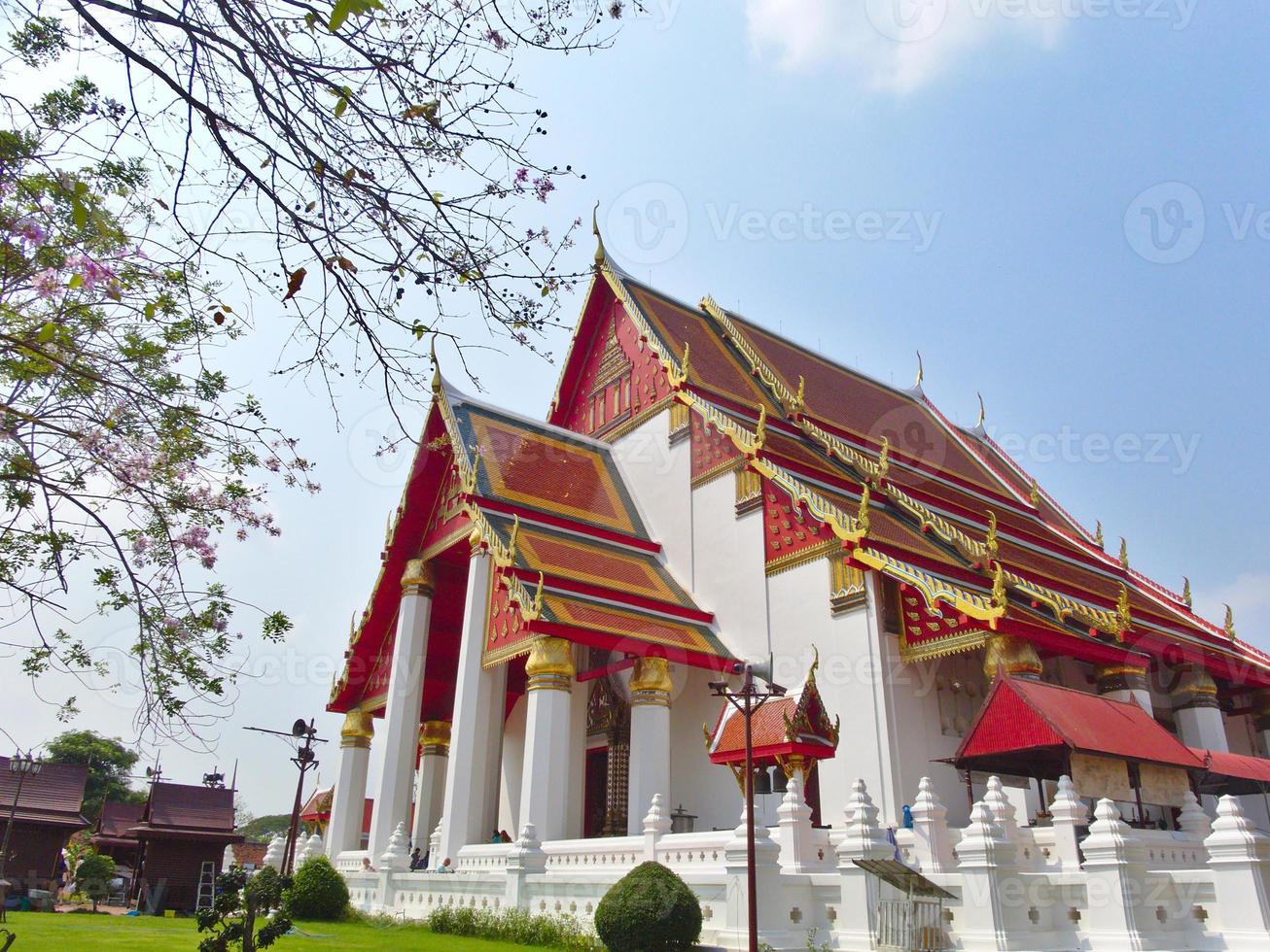 wihan phra mongkhon bophit ad ayutthaya che è stato ben restaurato all'interno c'è una statua di un grande presidente buddha. nome phra mongkhon bophit. foto