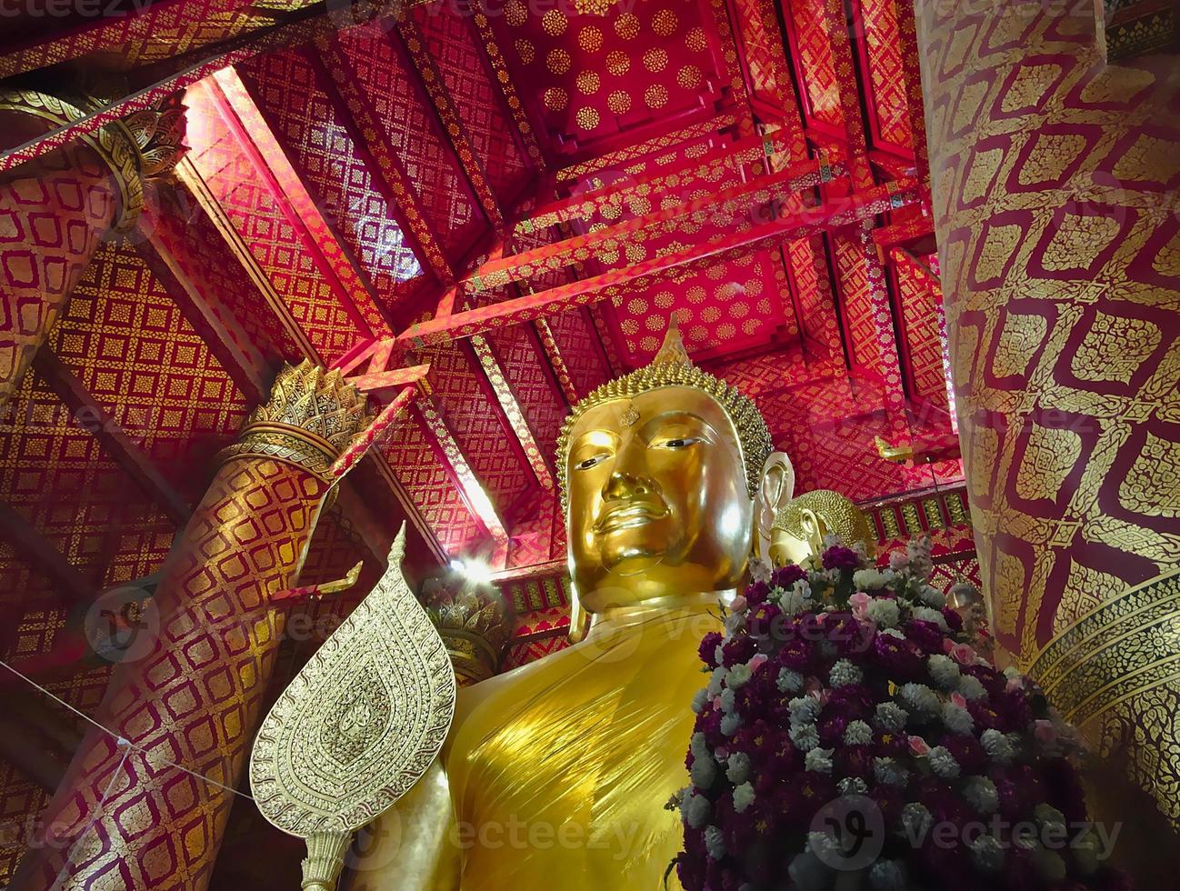 wat phanan choeng temple questa statua di buddha molto rispettata si chiama luang pho thothai luang pho toby thai persone e sam pao kong cinese sam pao kongbychina. foto