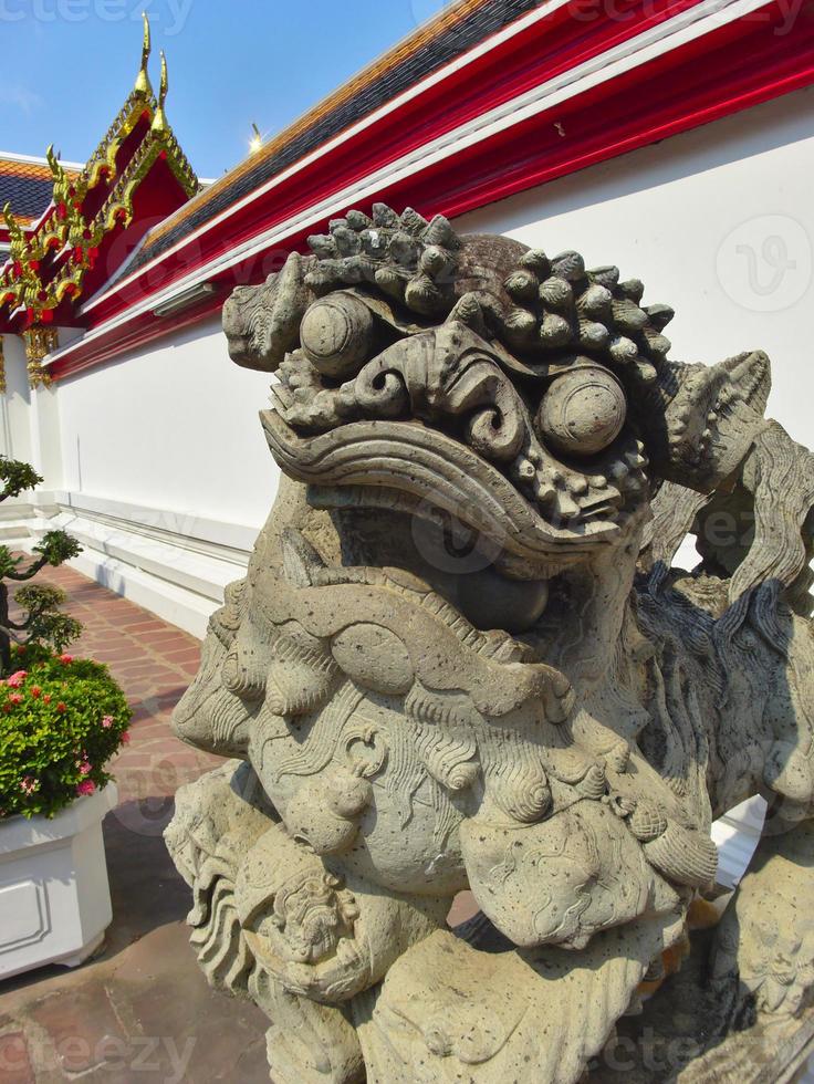 statua di pietra a wat phra chetuphonwat pho della thailandia. foto