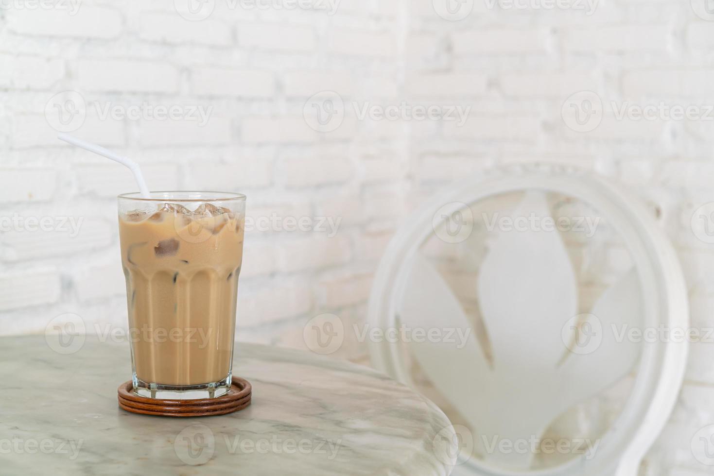 bicchiere di caffellatte ghiacciato sul tavolo foto