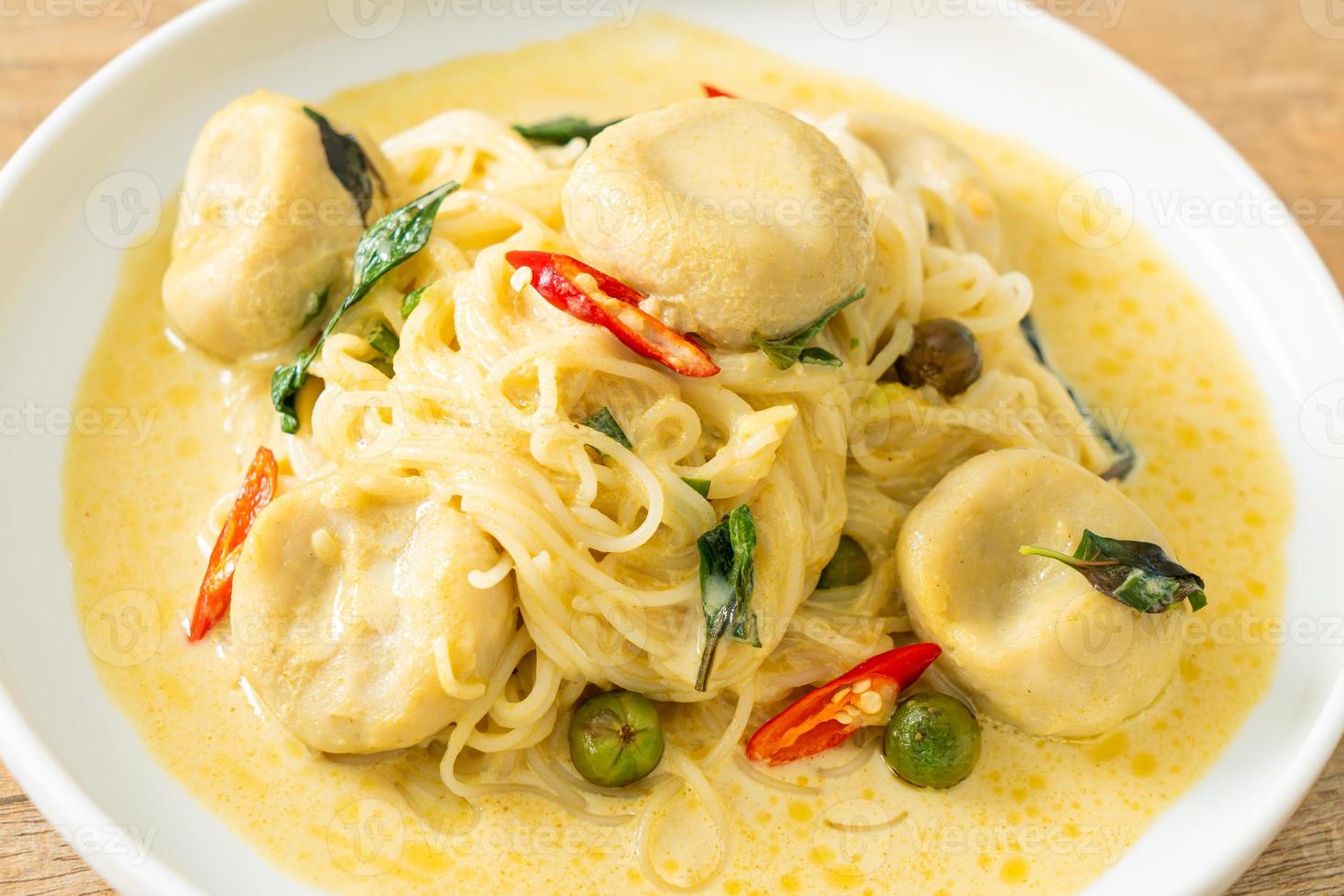 spaghetti di riso al curry verde e polpette di pesce foto