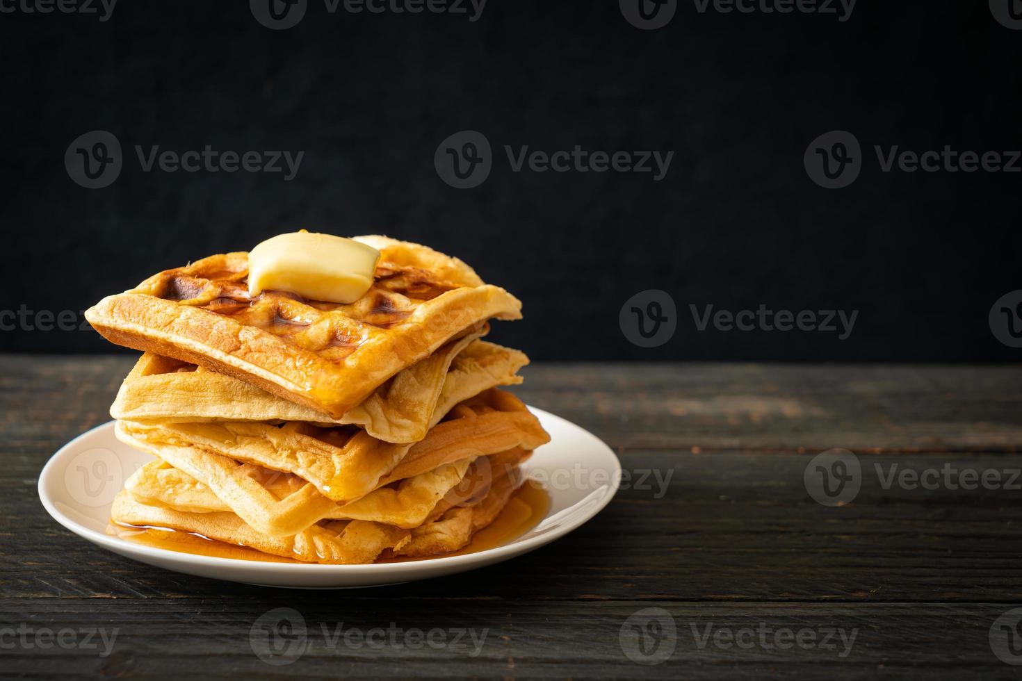 pila di waffle con burro e miele foto