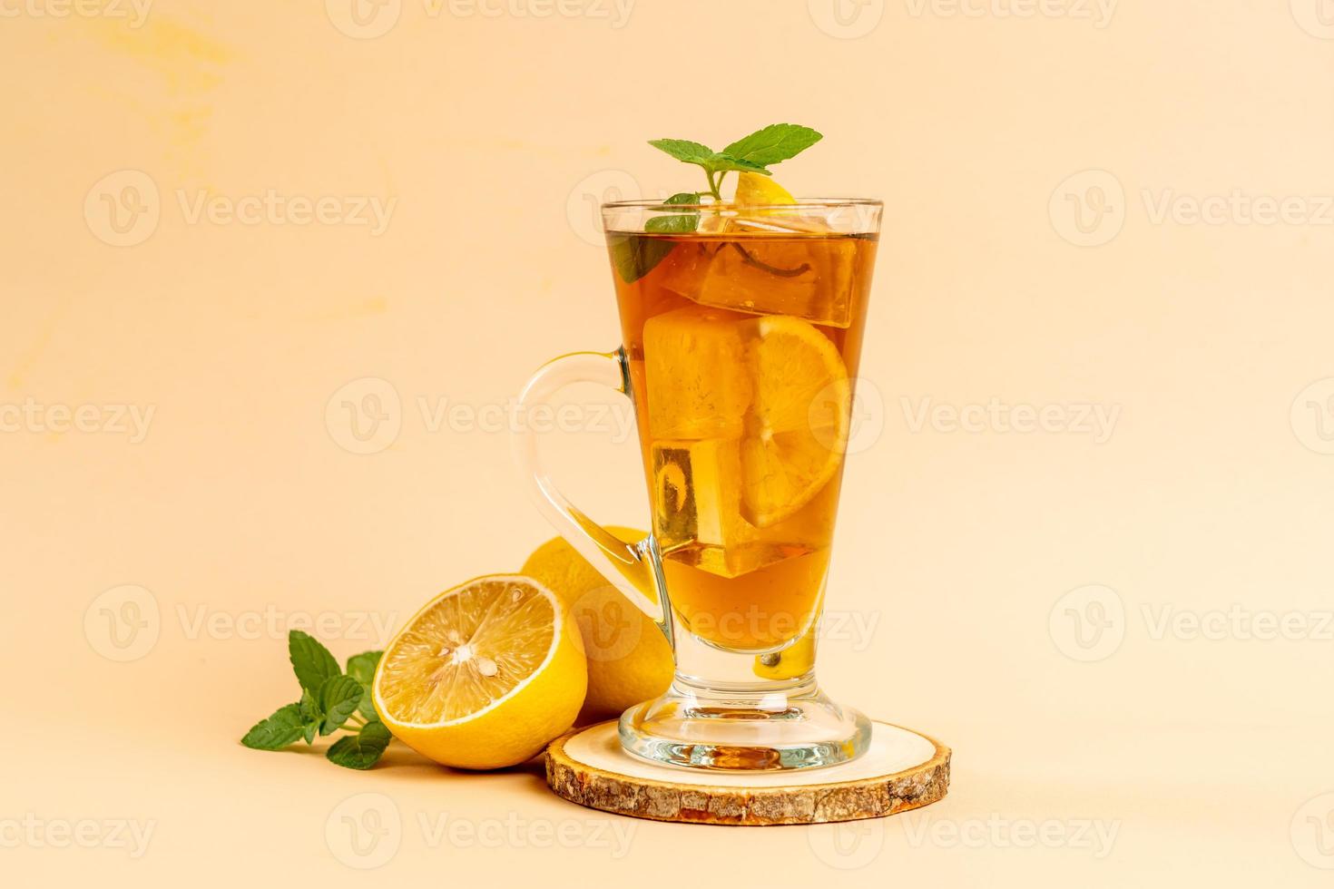 bicchiere di tè freddo al limone foto