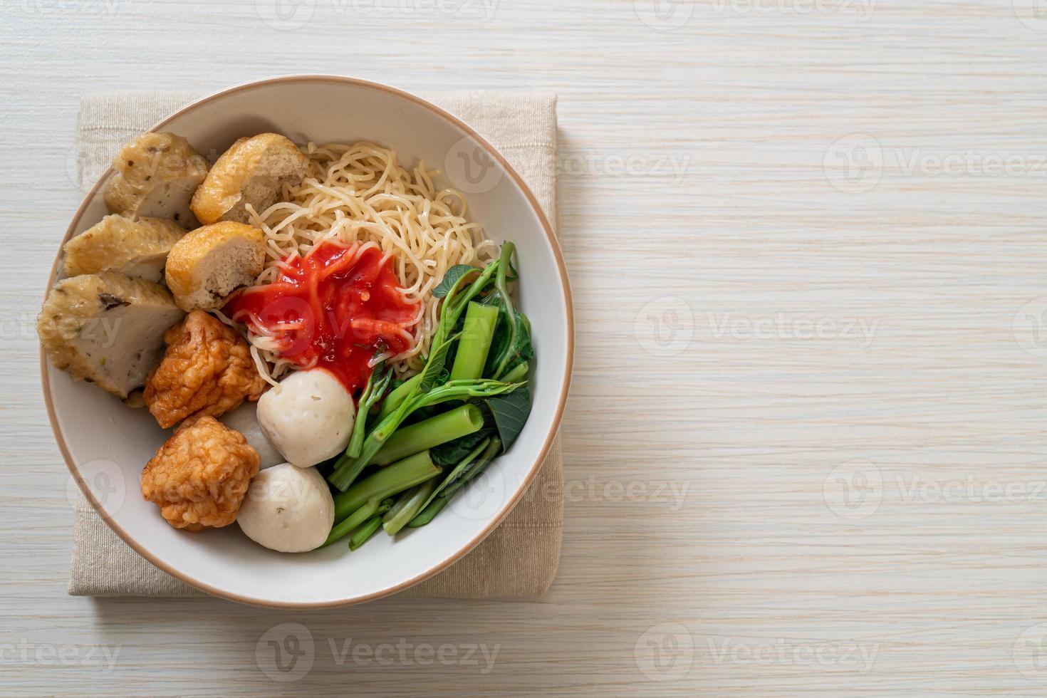 tagliatelle all'uovo con polpette di pesce e polpette di gamberi in salsa rosa, yen ta quattro o yen ta fo foto