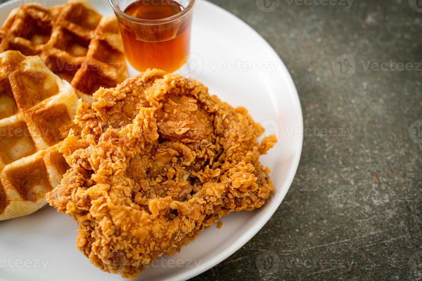 waffle di pollo fritto con miele o sciroppo d'acero foto