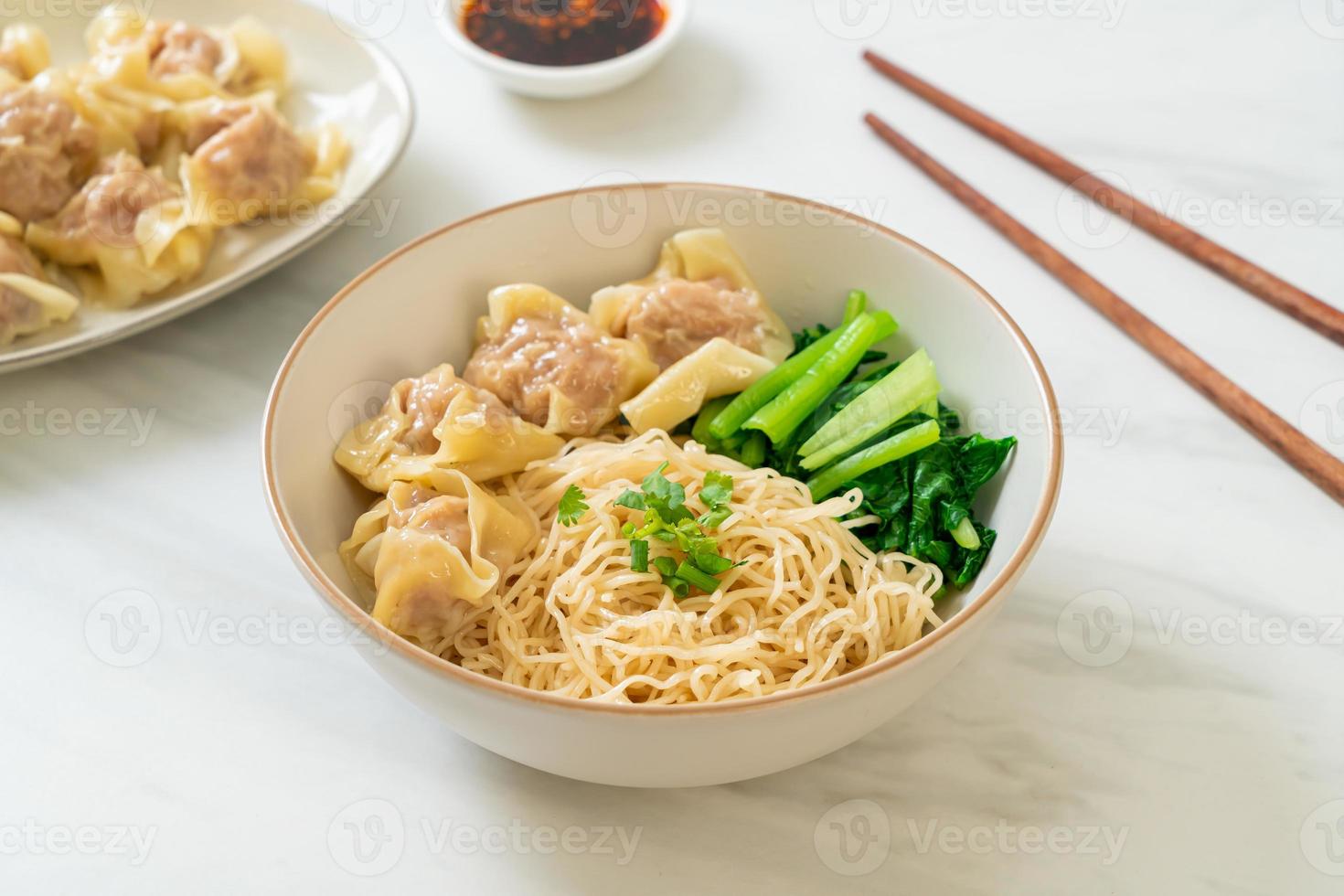 tagliatelle all'uovo essiccate con wonton di maiale o gnocchi di maiale senza zuppa foto