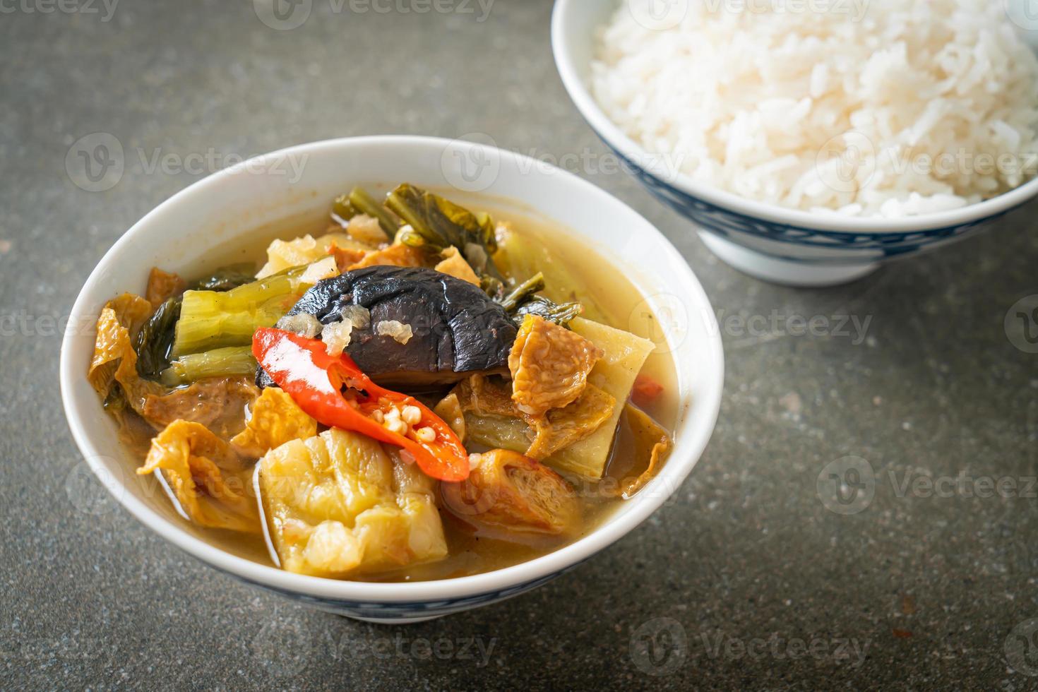 zuppa di cavolo sottaceto bollito e zucca amara foto