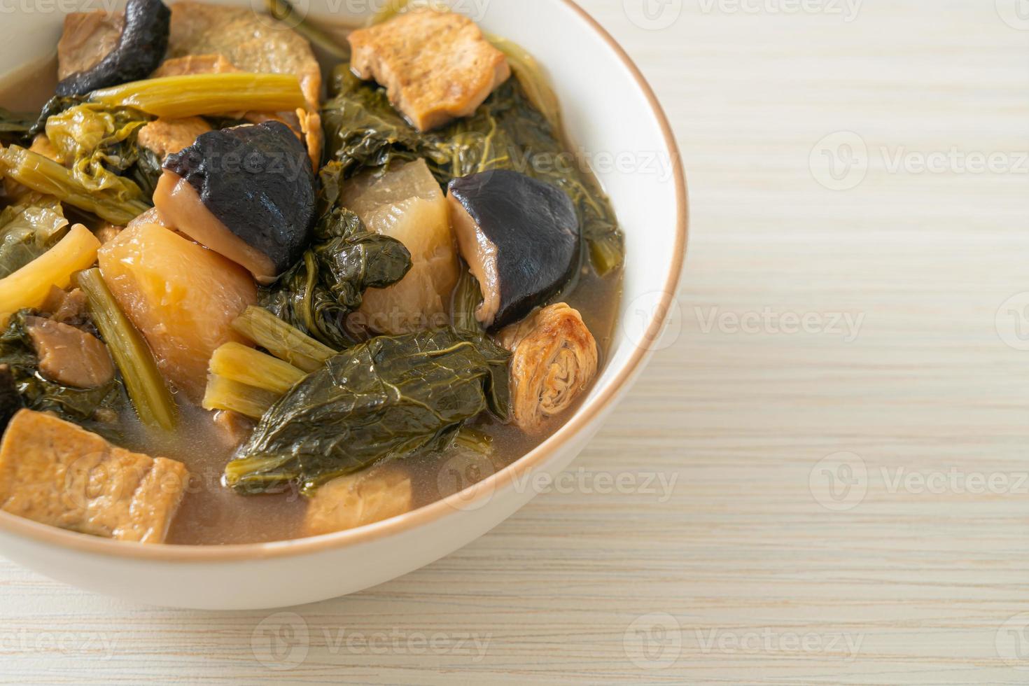 stufato di verdure cinese con tofu o zuppa di verdure miste foto