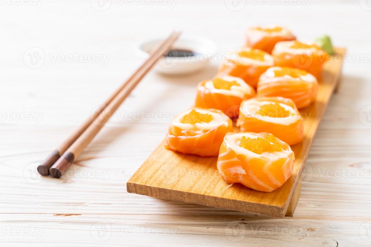 rotolo di sushi di salmone fresco con maionese e uovo di gamberi foto