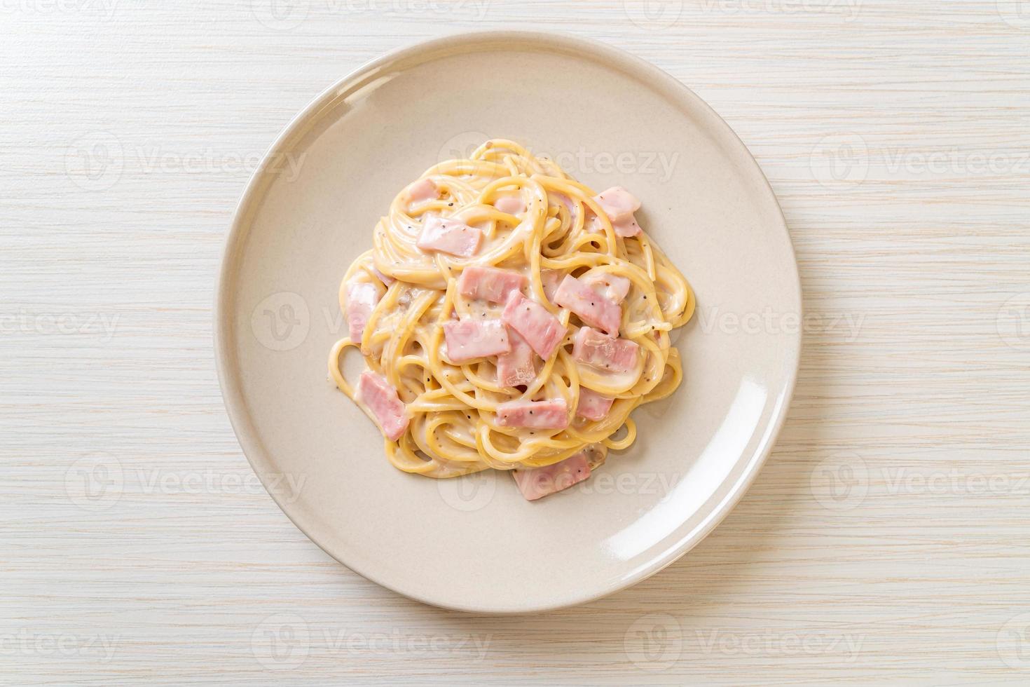 spaghetti alla panna bianca con prosciutto foto
