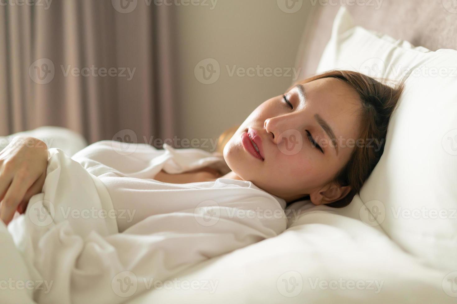 ritratto bella donna che dorme sul letto foto