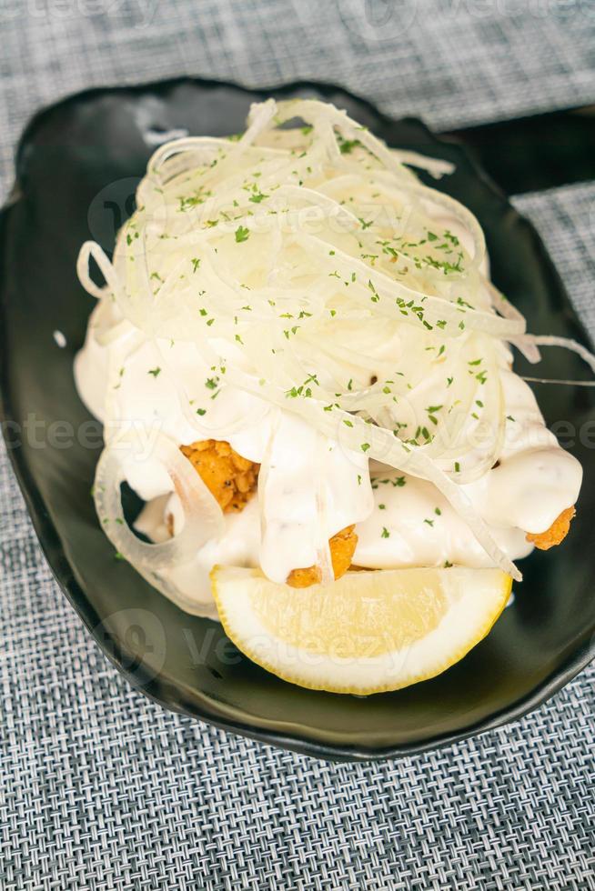 pollo fritto alla coreana con salsa di cipolle cremosa foto