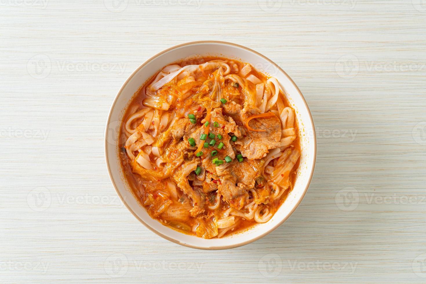 udon coreani ramen noodles con maiale in zuppa di kimchichi foto