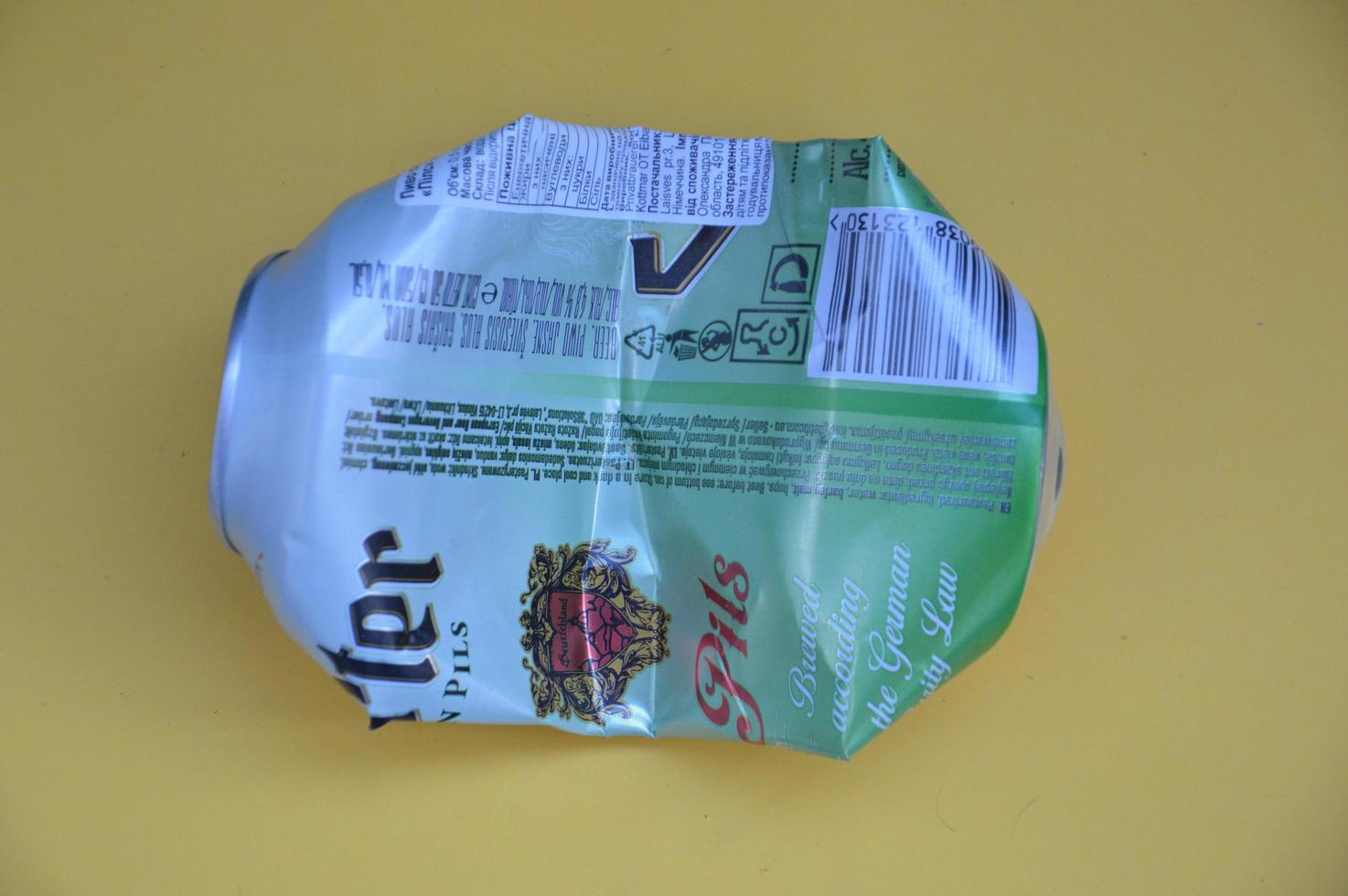kiev, ucraina - 22 dicembre 2021 lattine di birra accartocciate per rottami foto