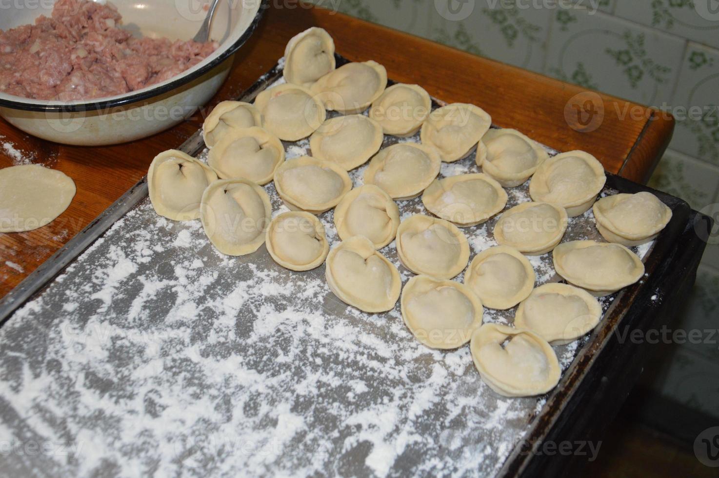 la donna scolpisce gli gnocchi a casa foto