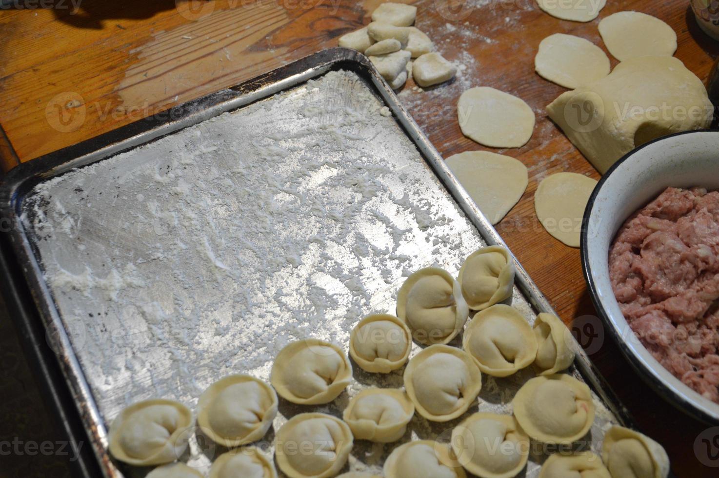 la donna scolpisce gli gnocchi a casa foto