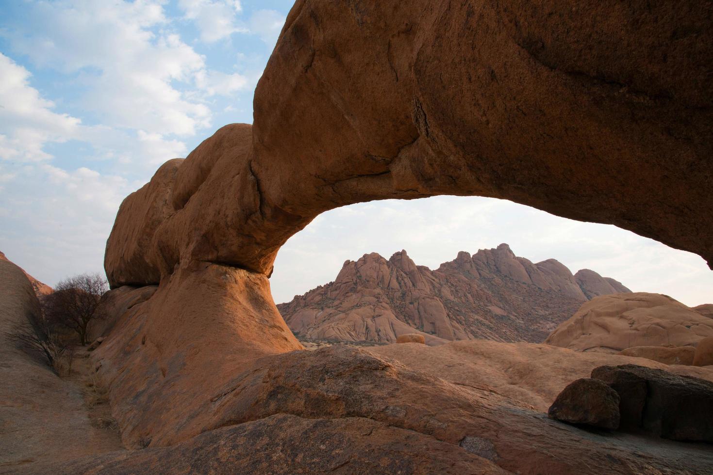 bellissimo paesaggio con un arco in pietra naturale in damaraland, namibia. nessuno. foto