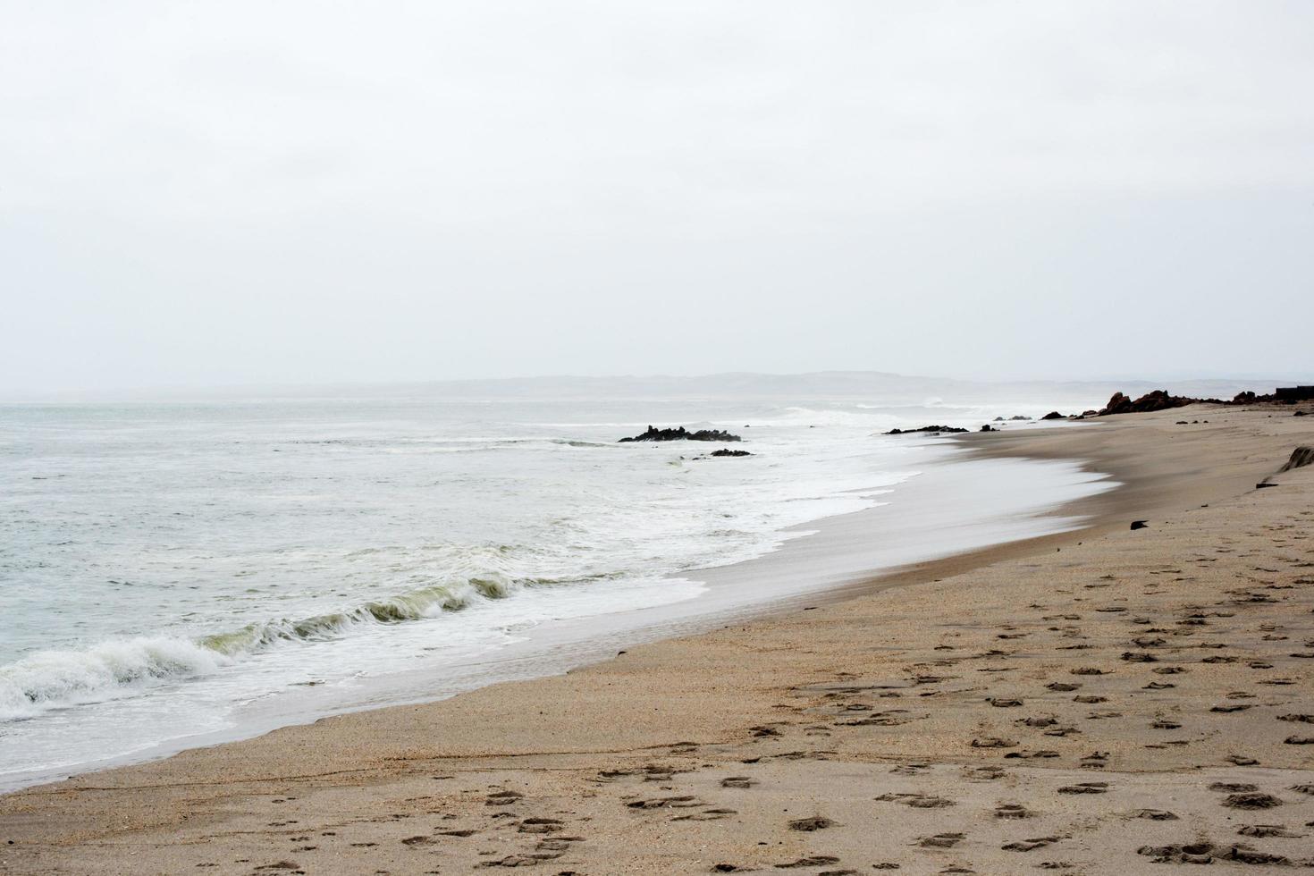 spiaggia della Namibia vicino a Cape Cross senza persone. inverno sulla spiaggia. foto