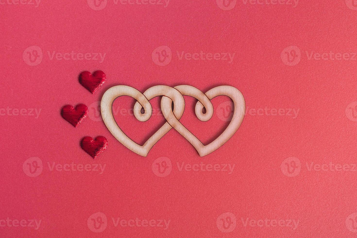 doppio cuore in legno su uno spazio di copia sfondo rosso. concetto di amore, san valentino foto