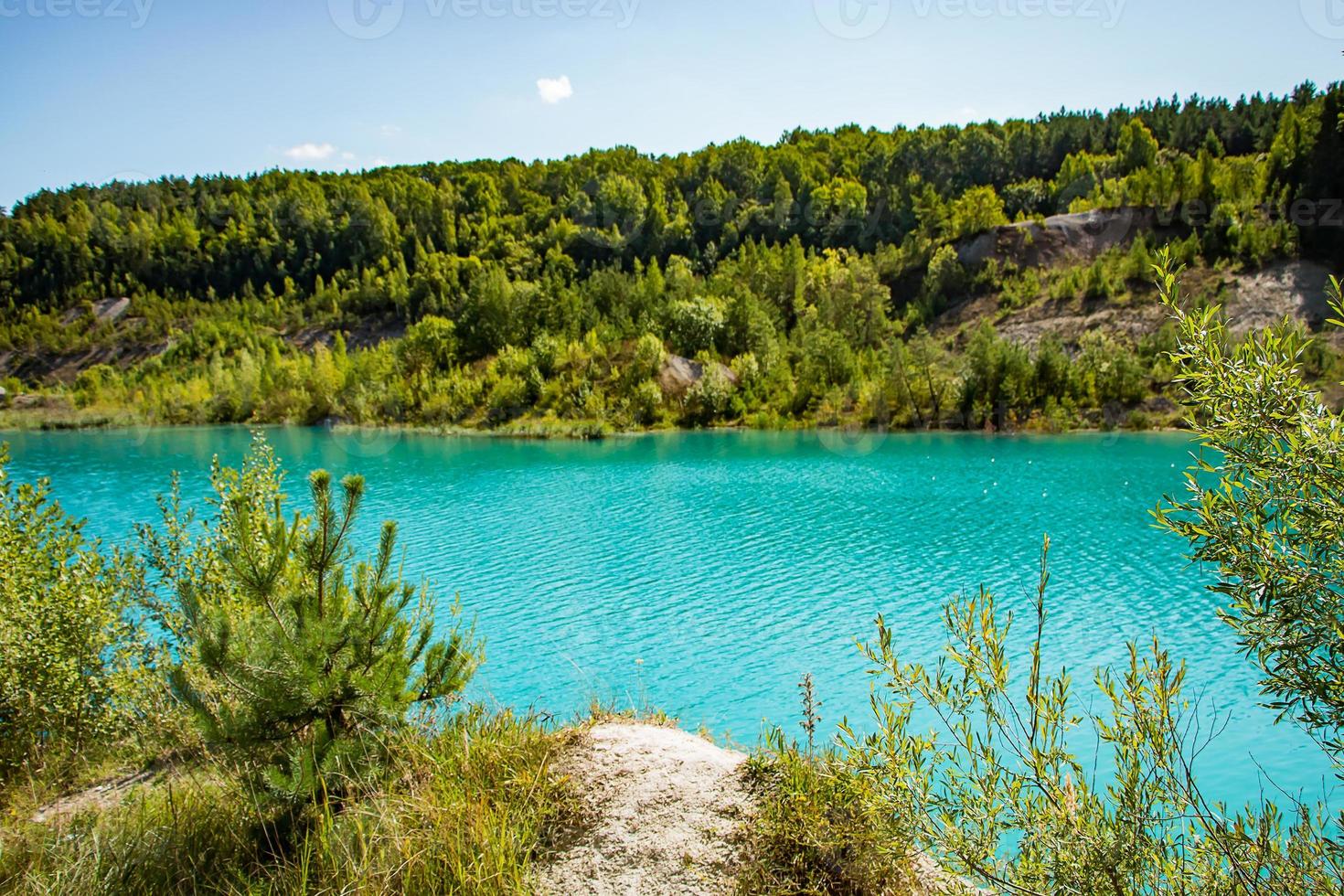 lago di montagna con acqua turchese brillante. foto