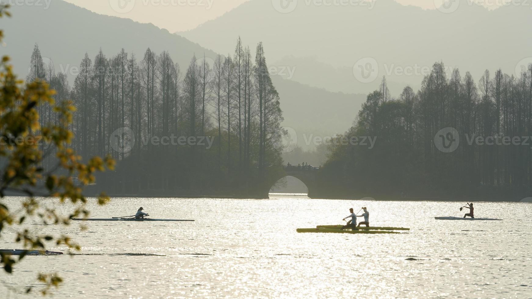 gli splendidi paesaggi lacustri nella città cinese di Hangzhou in primavera con la luce del sole del tramonto foto