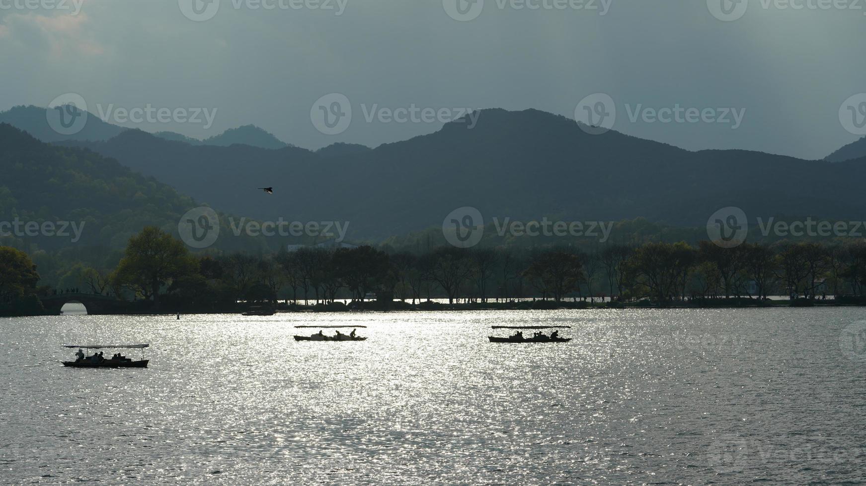 gli splendidi paesaggi lacustri nella città cinese di Hangzhou in primavera con il tranquillo lago e le fresche montagne verdi foto