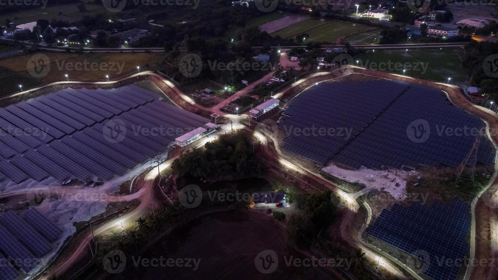 vista aerea di una fattoria solare che produce energia pulita durante la sera con il crepuscolo e visibile in tutta l'area foto