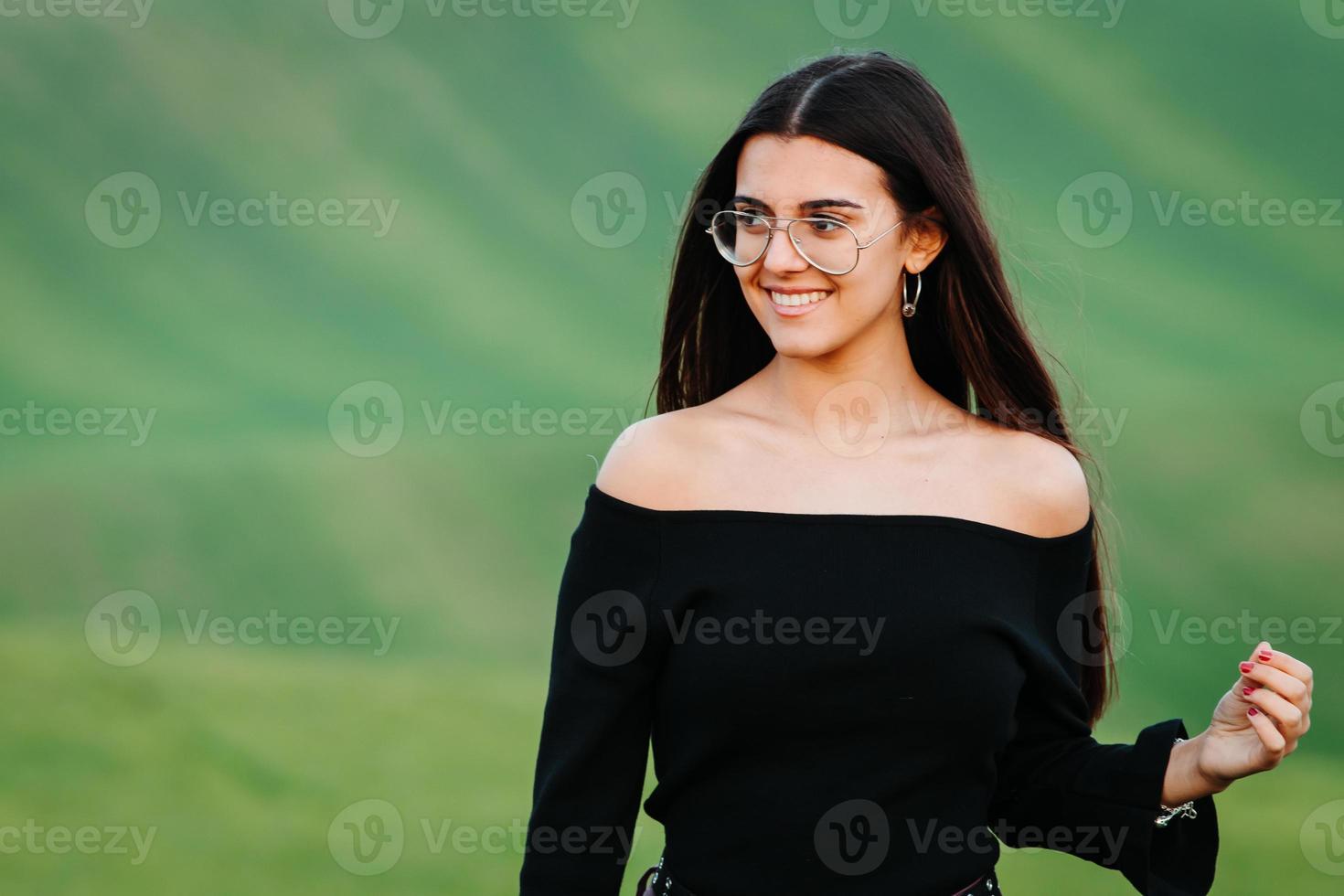 donna candida con denti perfetti e sorriso in posa al prato verde foto