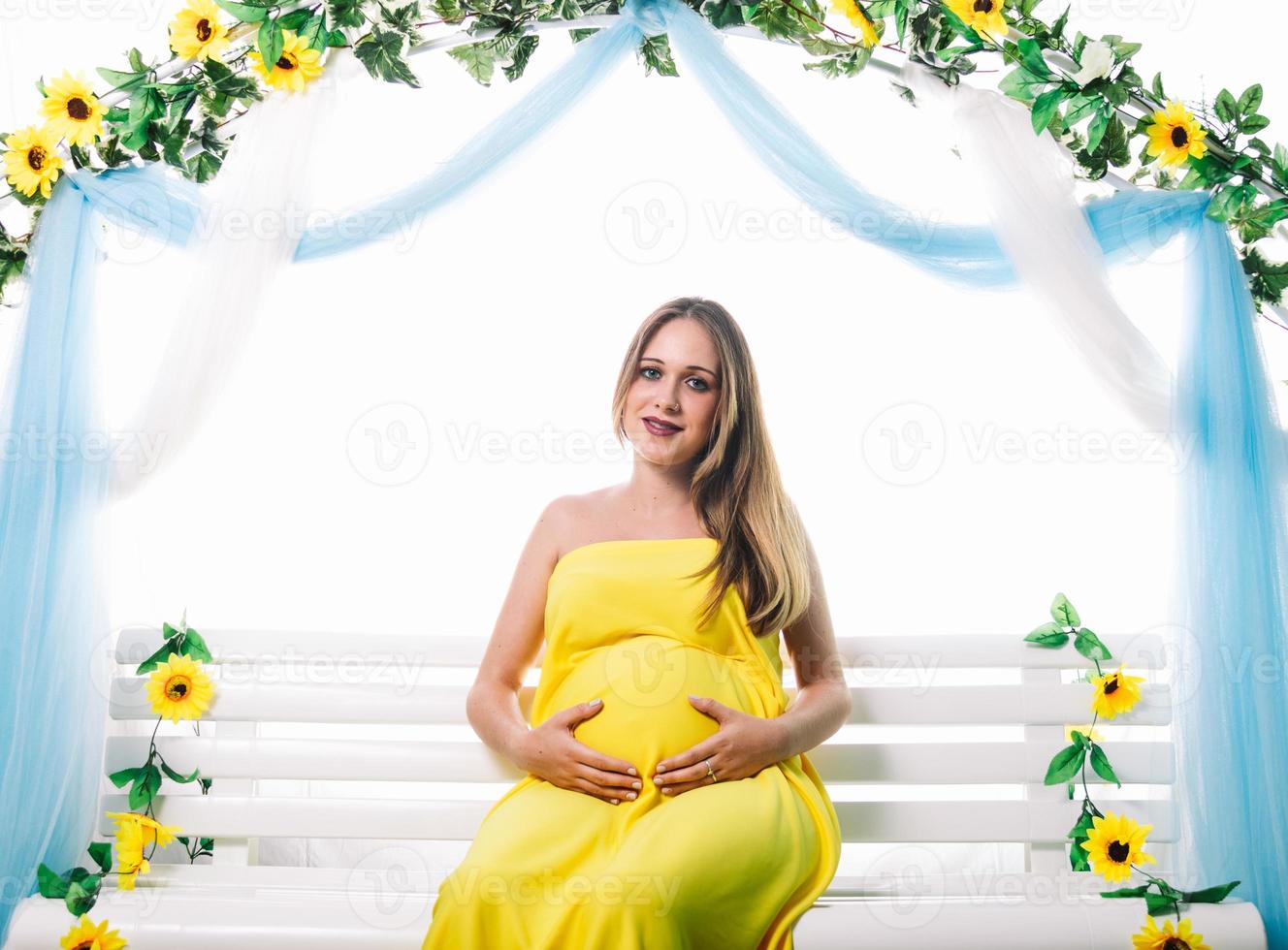 la giovane bella donna incinta sta posando. foto