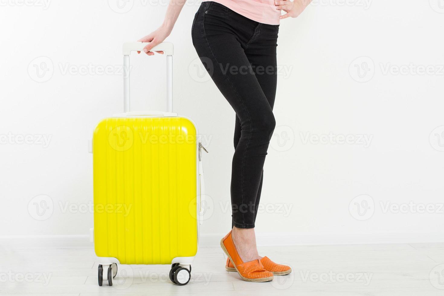 ragazza con la valigia gialla isolata su priorità bassa bianca. Vacanze estive. valigia o borsa da viaggio. modello. copia spazio. modello. vuoto. foto