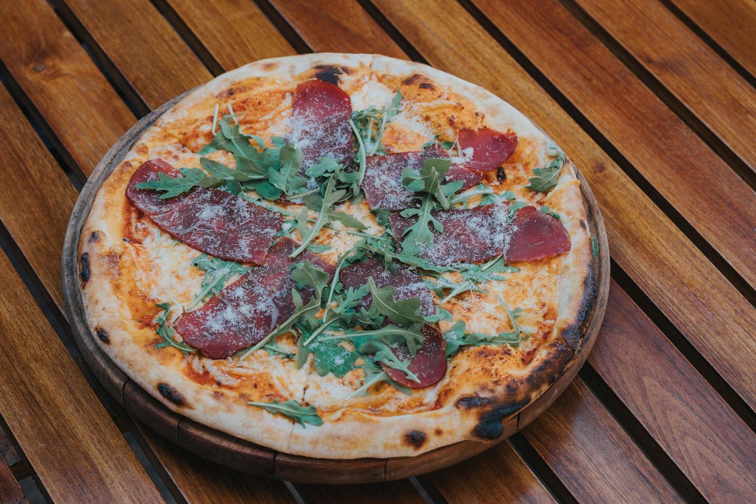 pizza sul tavolo di legno foto