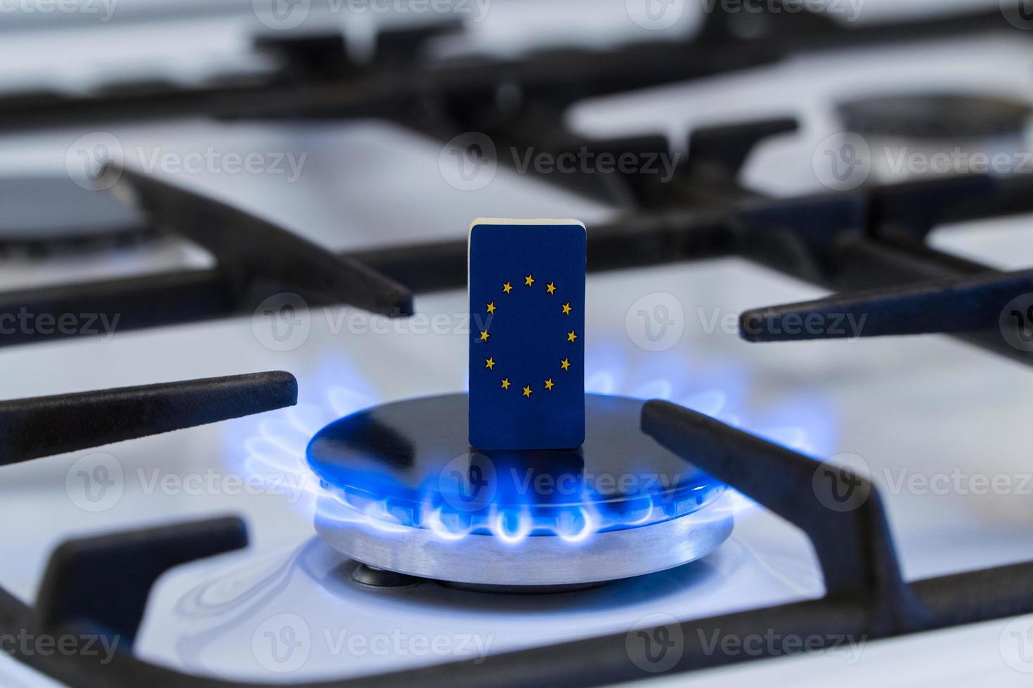 carenza e crisi del gas. bandiera dell'unione europea su una stufa a gas in fiamme foto