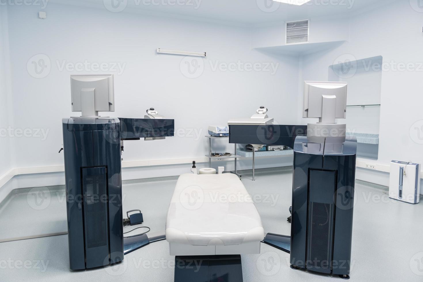 sala chirurgica. moderne attrezzature mediche nell'ospedale oculistico. concetto di medicina foto