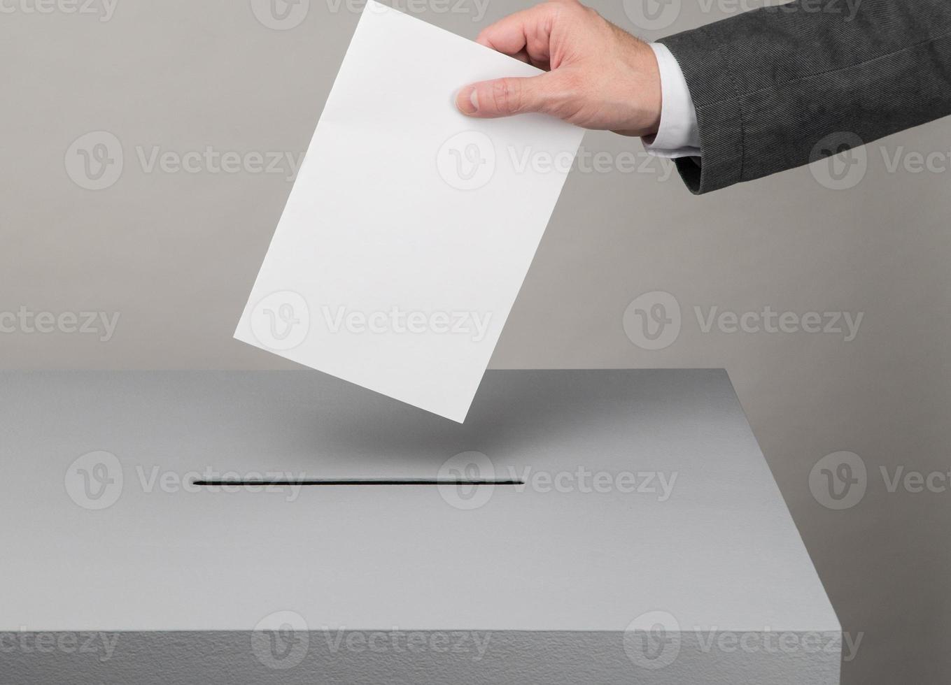 urna elettorale grigia. elezioni presidenziali e parlamentari. l'elettore getta la scheda nell'urna. foto