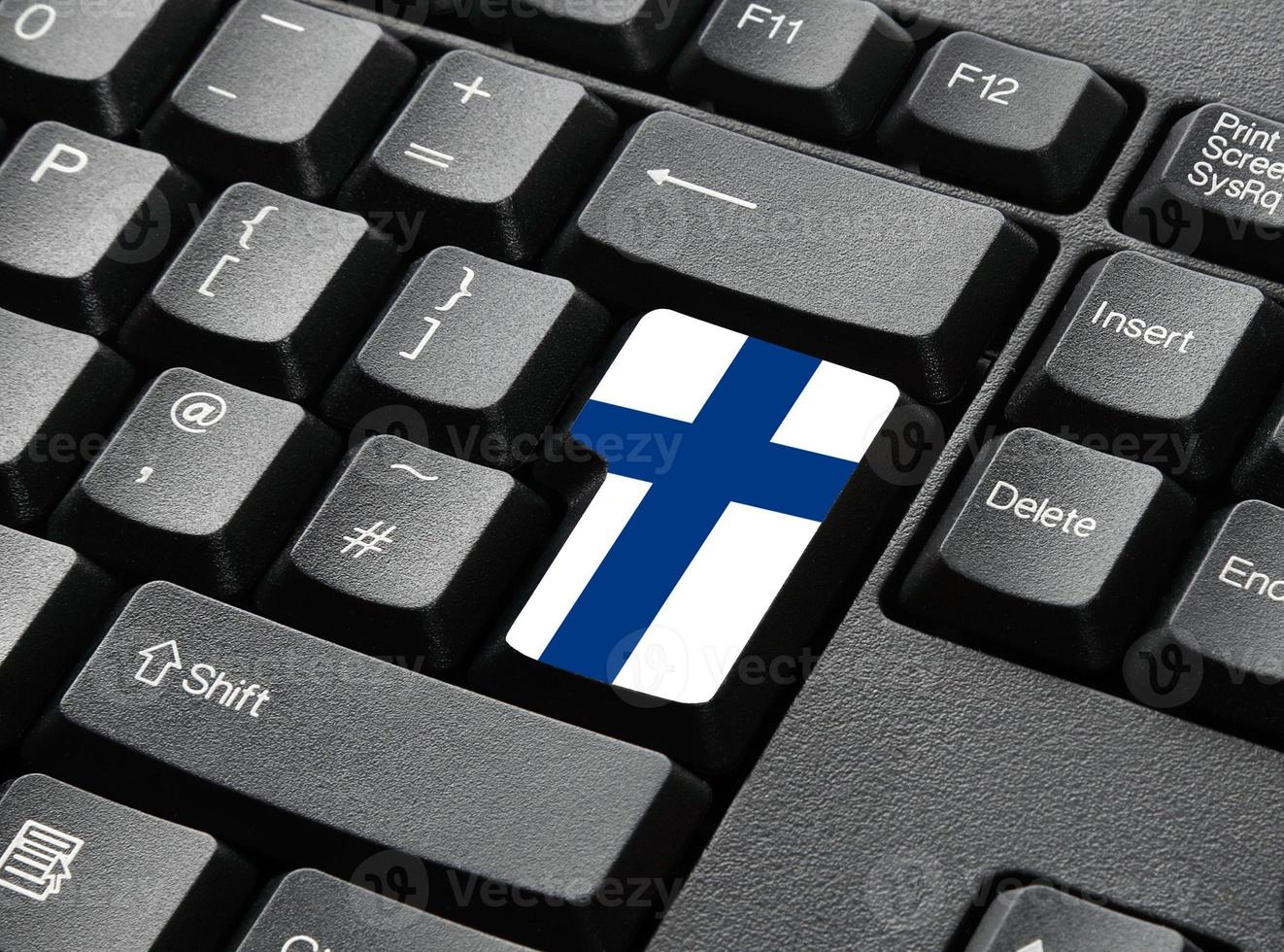 una tastiera nera con tasti nei colori della bandiera per la finlandia foto