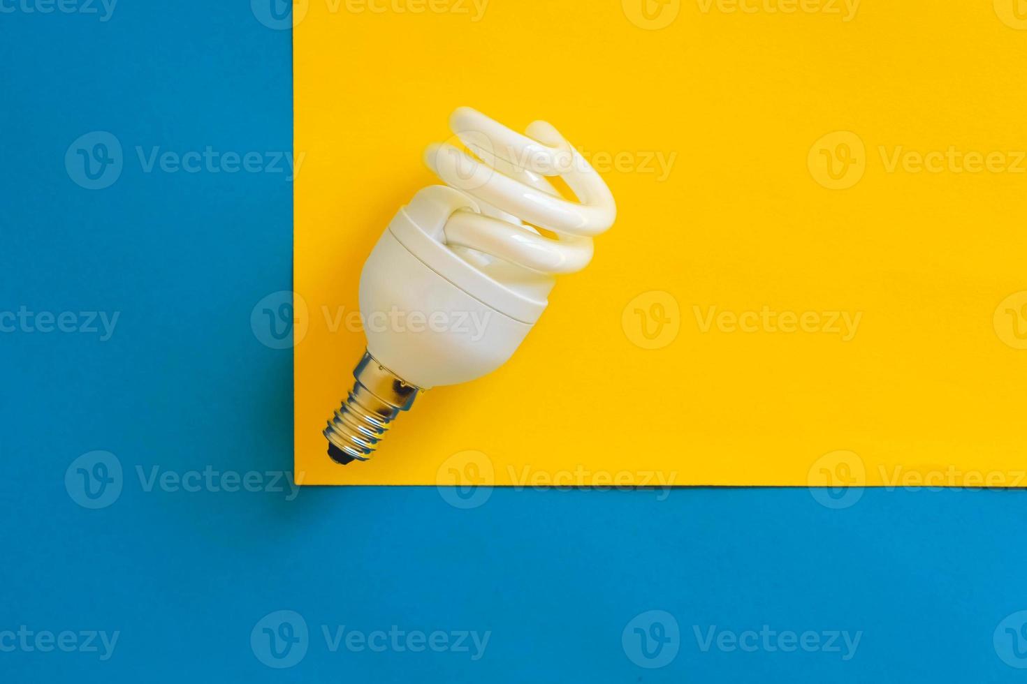 lampadina a led su sfondo blu e giallo foto