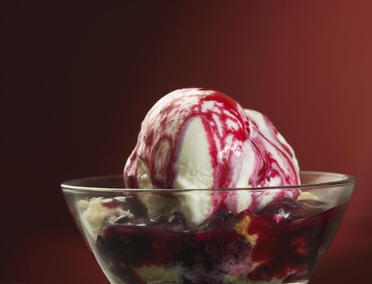 una coppetta di gelato alla fragola foto