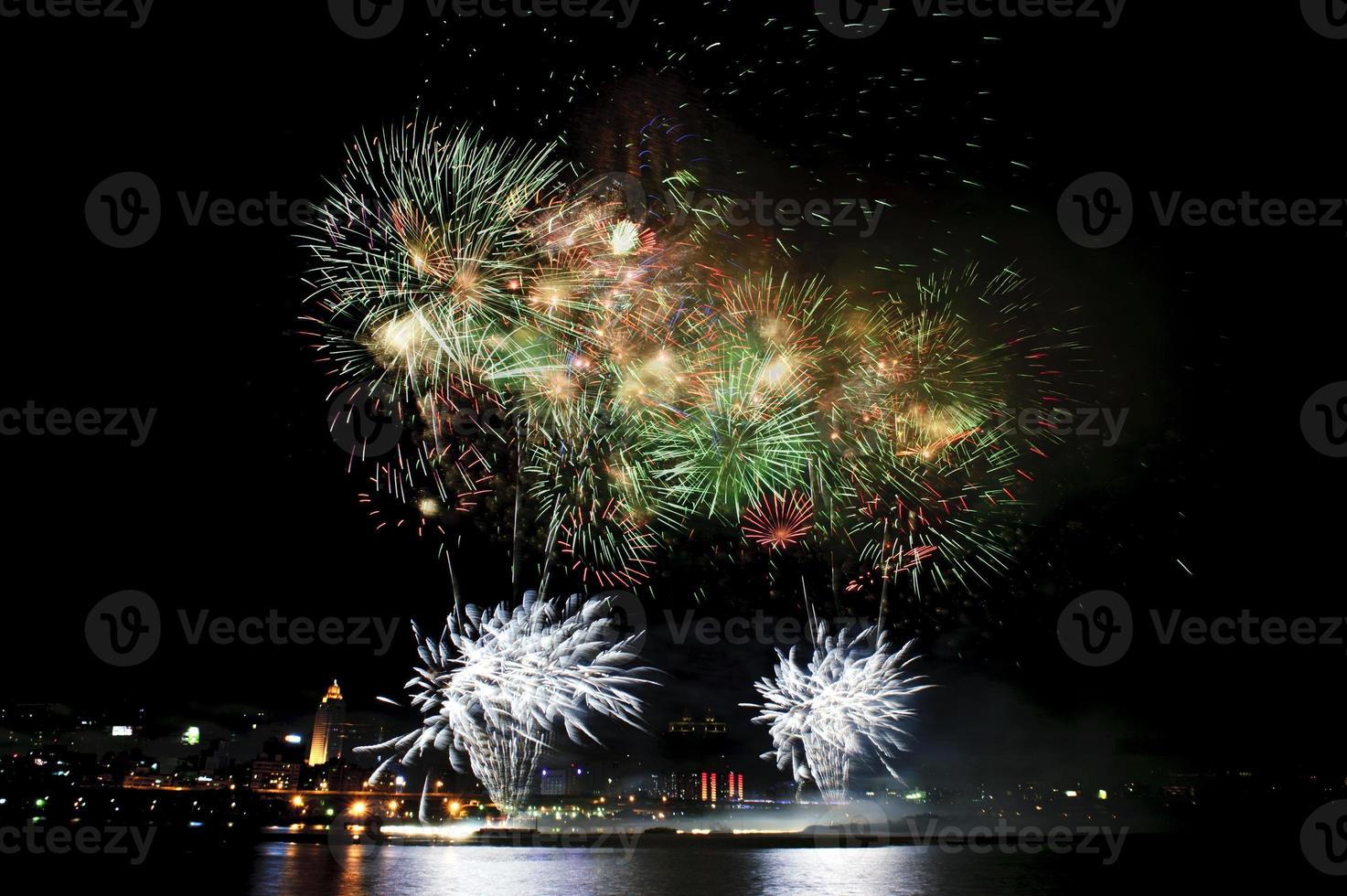 i fuochi d'artificio esplodono sul fiume foto