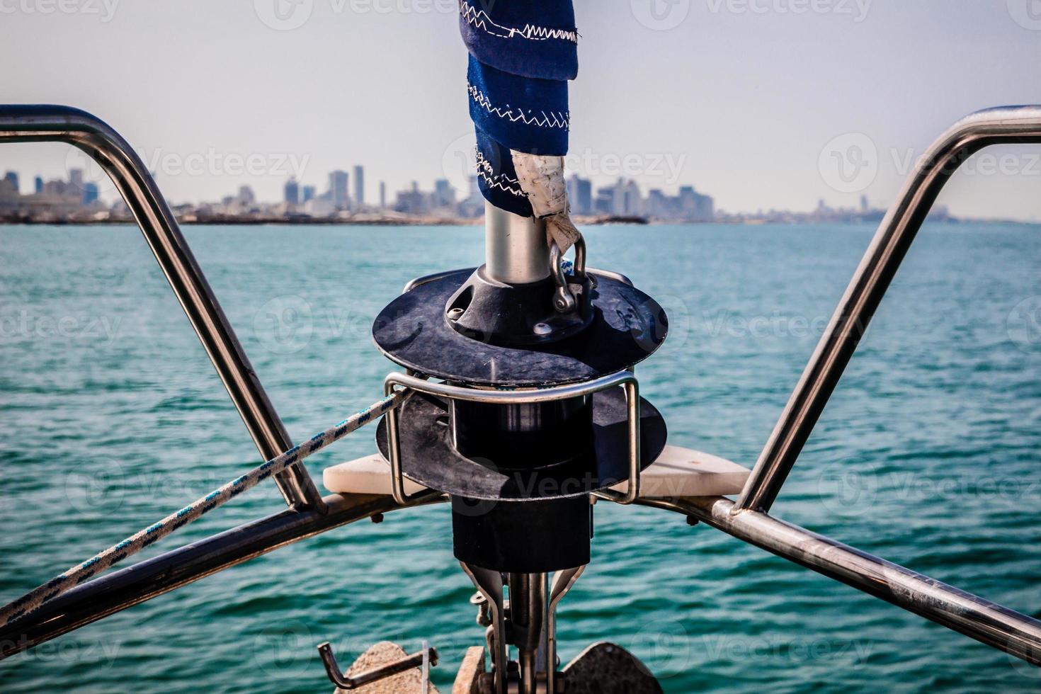 prua di una barca a vela. sullo sfondo ci sono edifici di tel aviv, israele foto