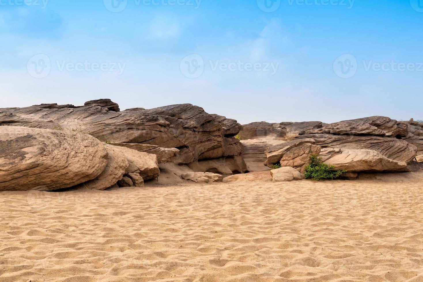 natura paesaggio vista di dune di sabbia e campo roccioso con riflesso d'acqua a sam phan bok un canyon sul fiume mekong nel grand canyon della thailandia. foto