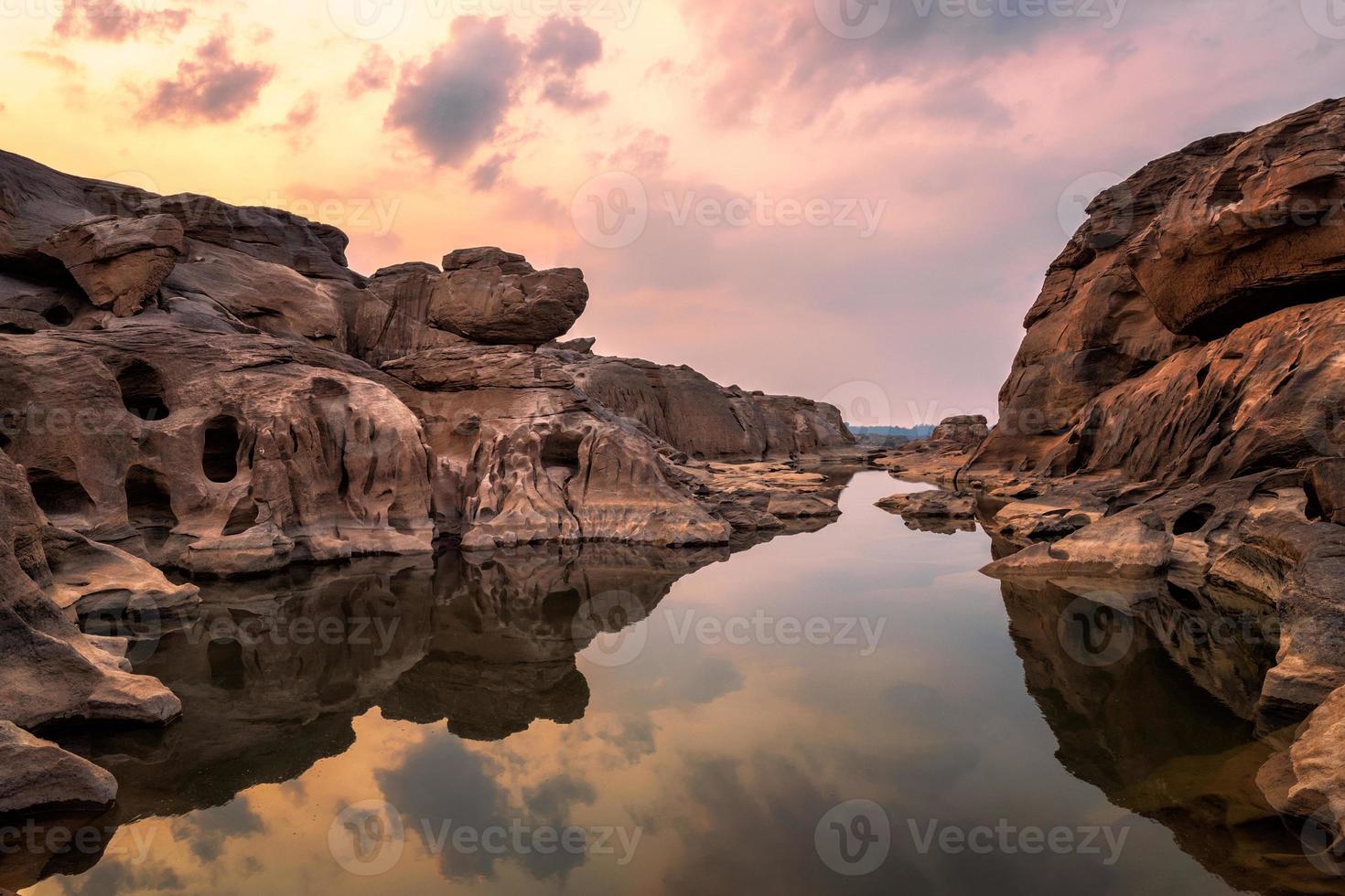 natura paesaggio vista di dune di sabbia e campo roccioso con riflesso d'acqua a sam phan bok un canyon sul fiume mekong nel grand canyon della thailandia. foto