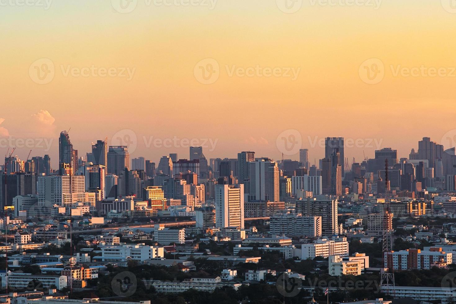 grattacielo di bangkok vista di molti edifici, thailandia. bangkok è la città più popolata del sud-est asiatico con un sesto della popolazione che vive e visita bangkok ogni giorno foto