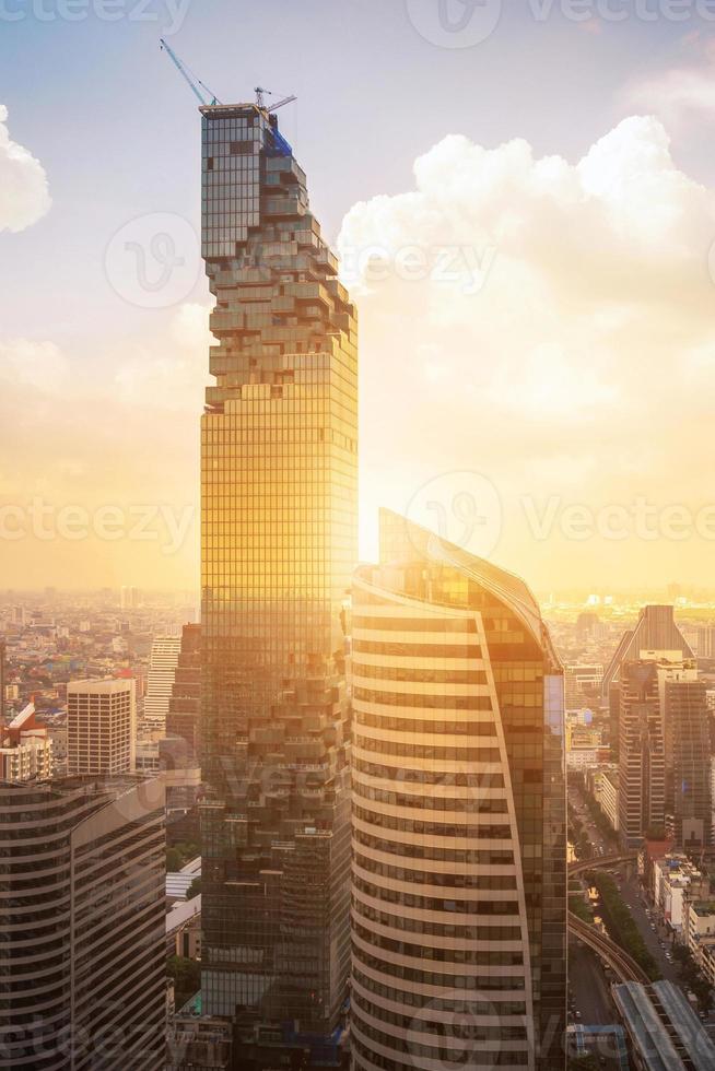 Vista aerea di mahanakorn alto edificio moderno nella zona degli affari a bangkok, Thailandia foto