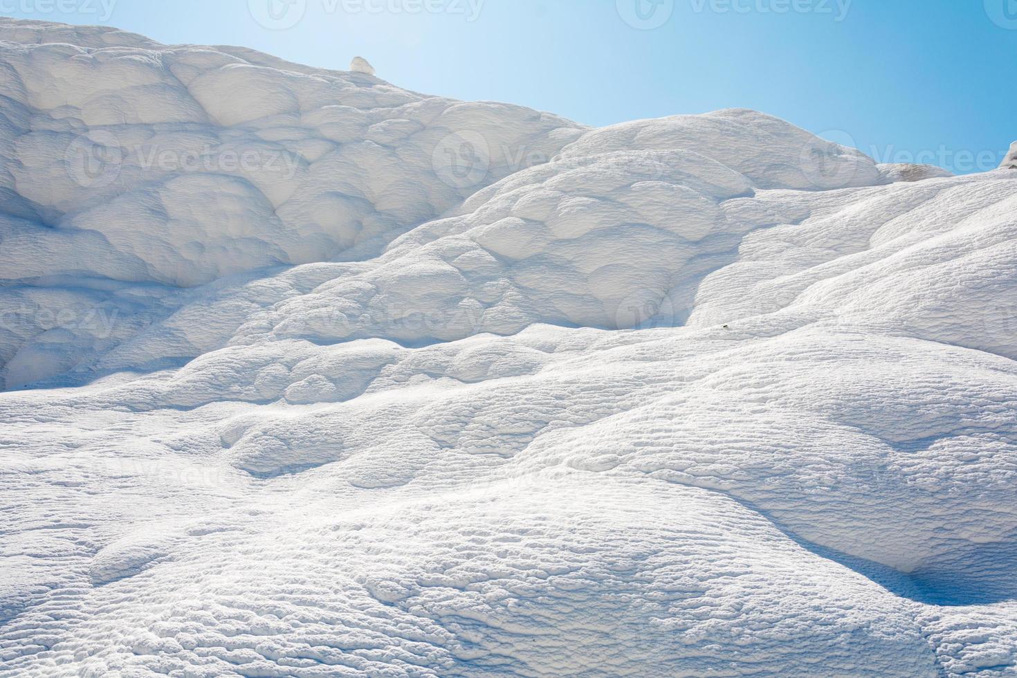 piscine naturali e terrazze in travertino a pamukkale, in Turchia. pamukkale, che in turco significa castello di cotone. foto