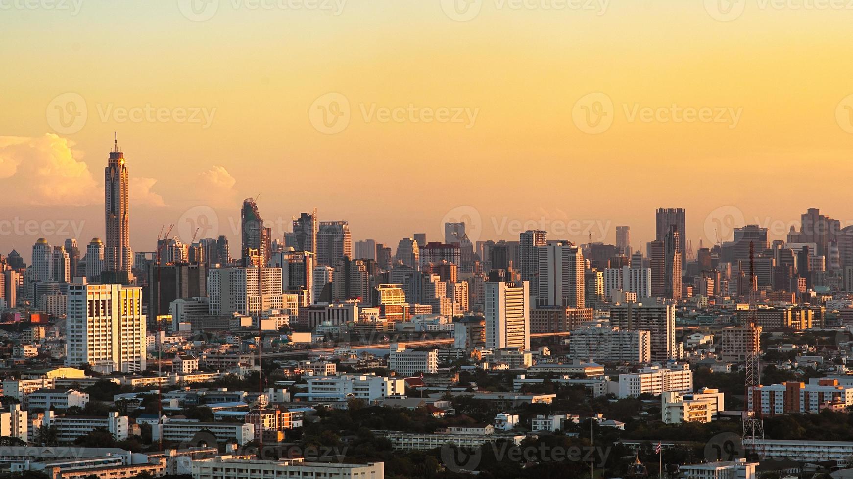 condominio urbano vista di bangkok nella zona degli affari durante il tramonto. bangkok è la capitale della thailandia e bangkok è anche la città più popolata della thailandia. foto