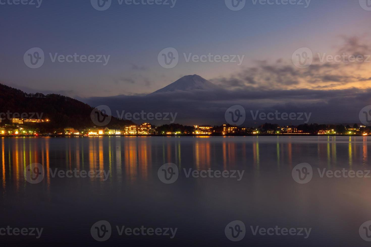 bellissima vista del paesaggio naturale del monte fuji a kawaguchiko durante il crepuscolo nella stagione autunnale in giappone foto