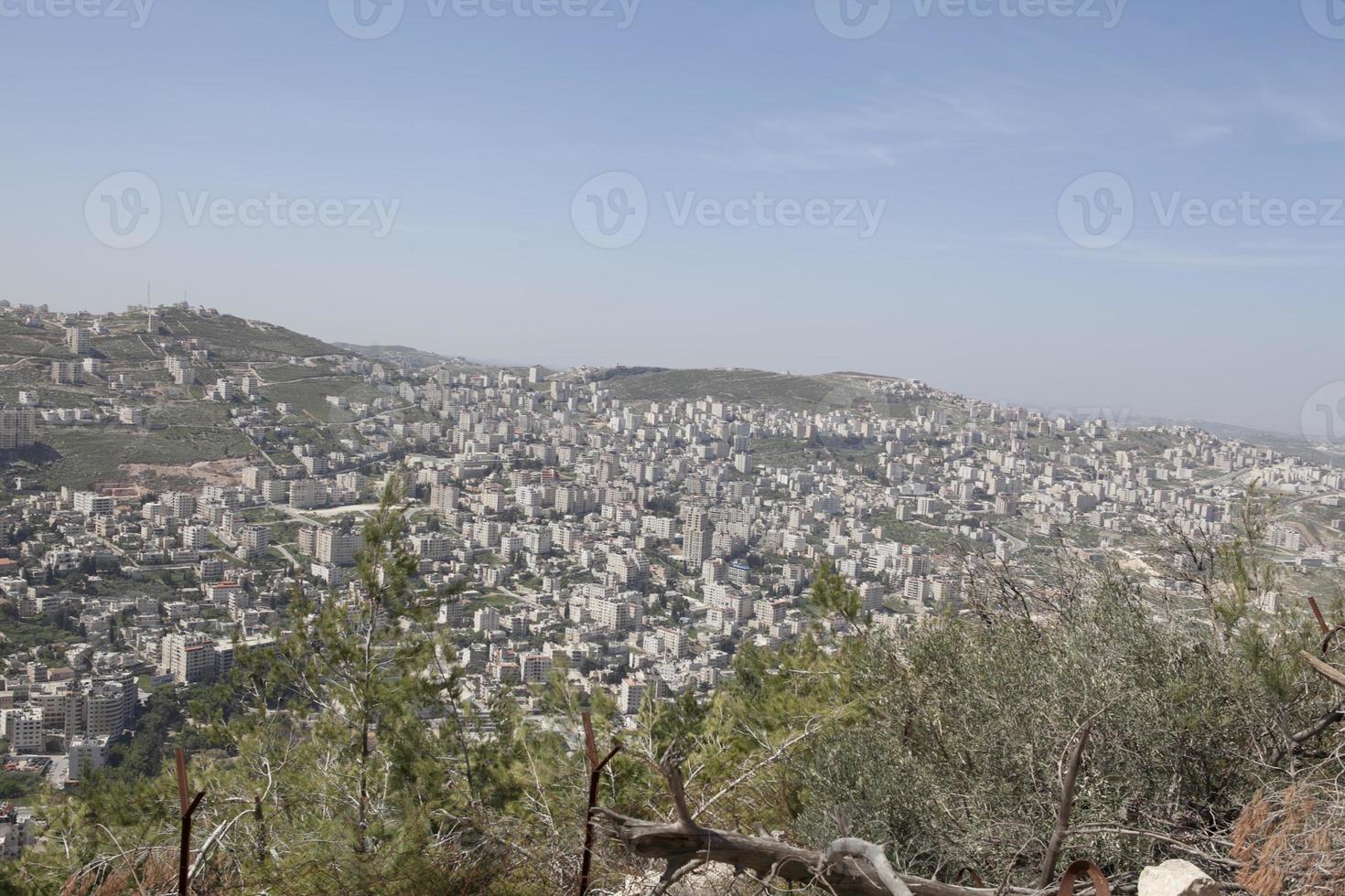 vista della città di nablus israele foto