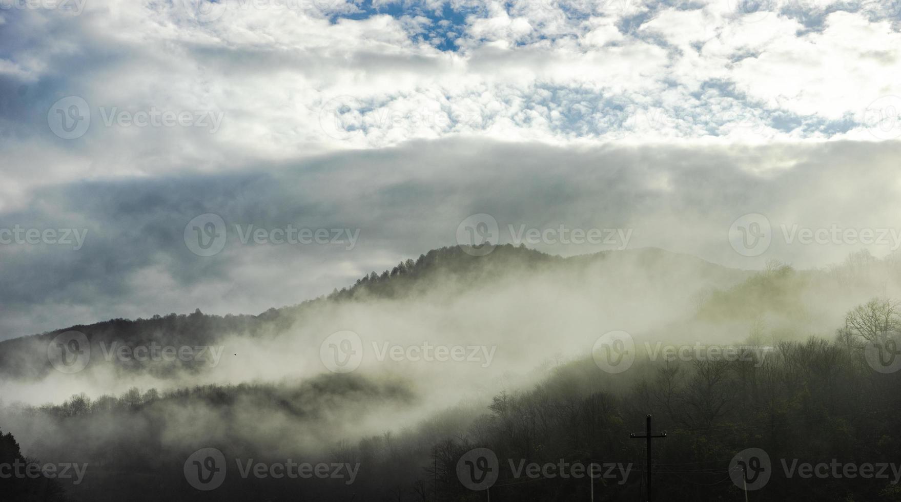 mattina nebbiosa in montagna foto